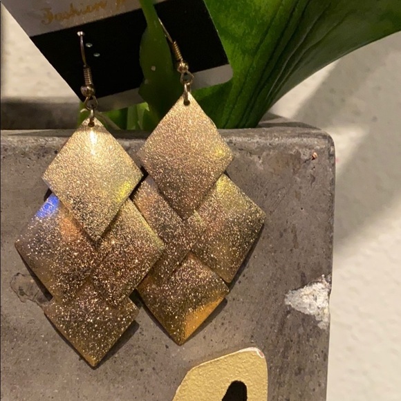 Gold dangle earrings - Picture 3 of 3